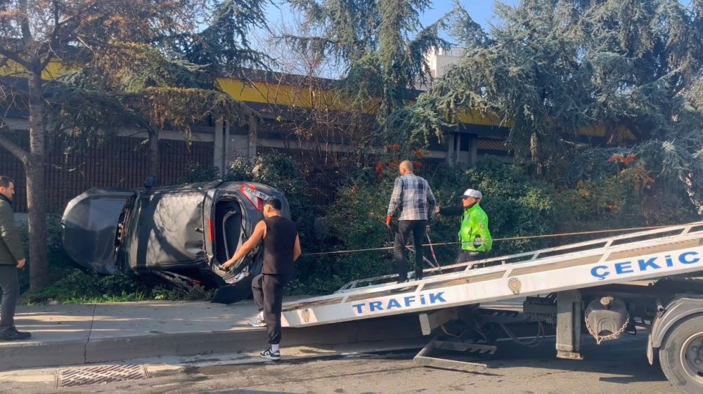 Makas atarken çarptığı araç takla attı: 6 yaralı