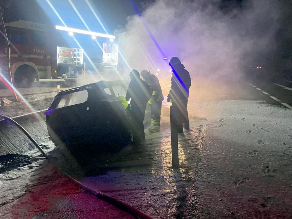 Takla atıp alev aldı: Sürücü öldü