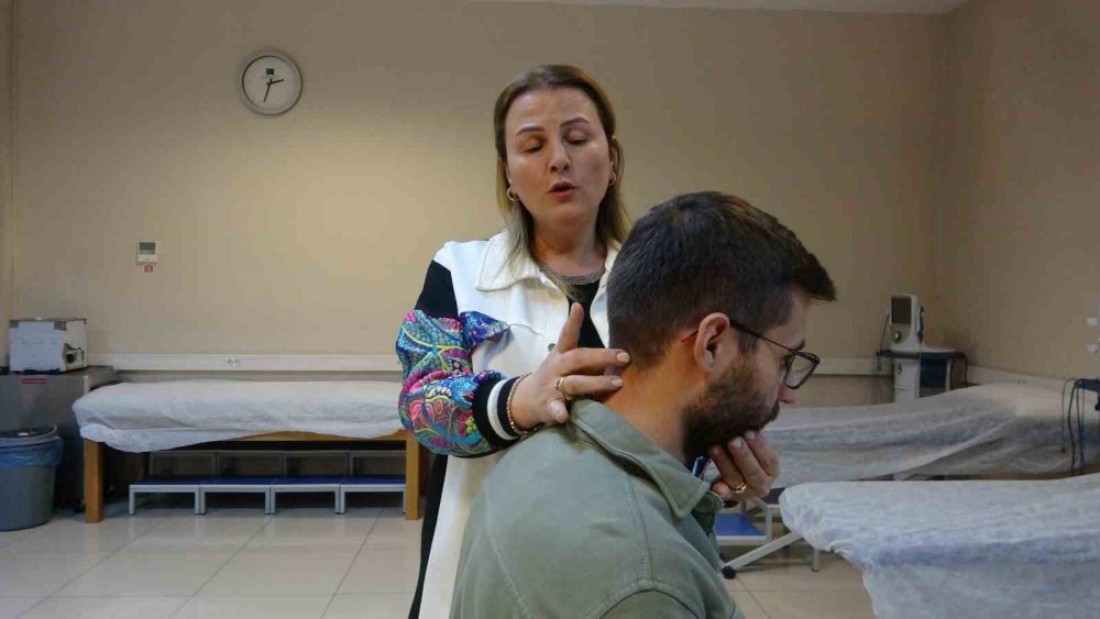 Gençlerin yeni sorunu text neck!