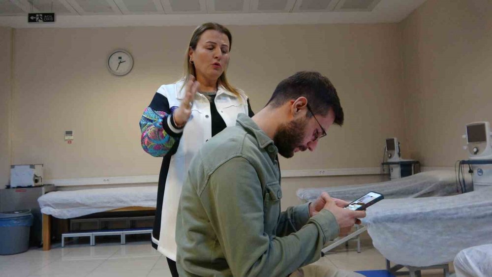 Gençlerin yeni sorunu text neck!