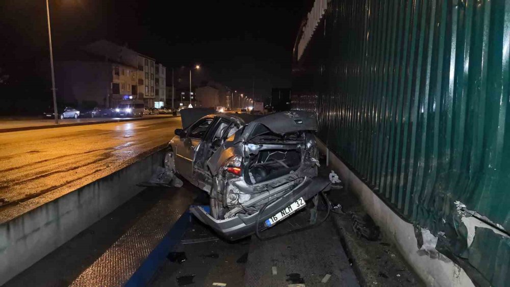 Bıçaklı kavga sonrası olay yerinden kaçan şüpheliler kaza yaptı: 1 ölü, 2 yaralı