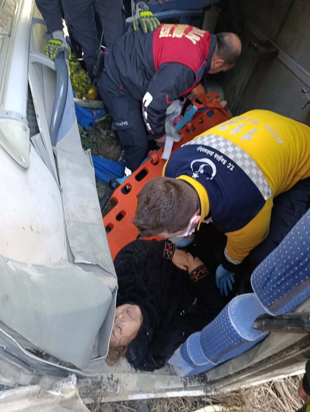 Aydın-İzmir kara yolunda tur midibüsü devrildi; 23 yaralı var