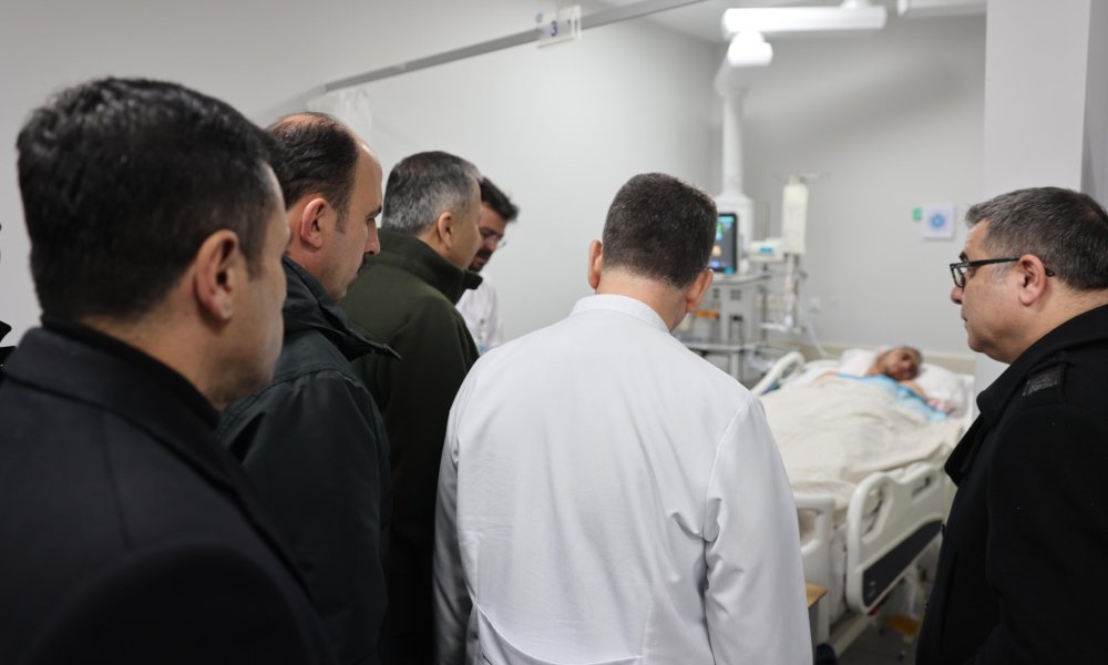 Bakan Yerlikaya, Konya'da çöken bina enkazından kurtarılan yaralıları hastanede ziyaret etti