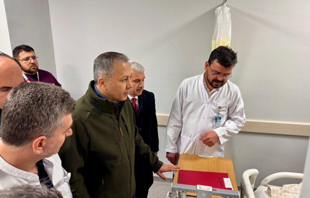 Bakan Yerlikaya, Konya'da çöken bina enkazından kurtarılan yaralıları hastanede ziyaret etti