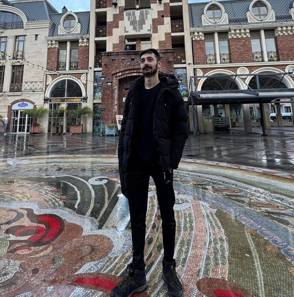 İş yerinin duvarına çarpan otomobilin sürücüsü öldü