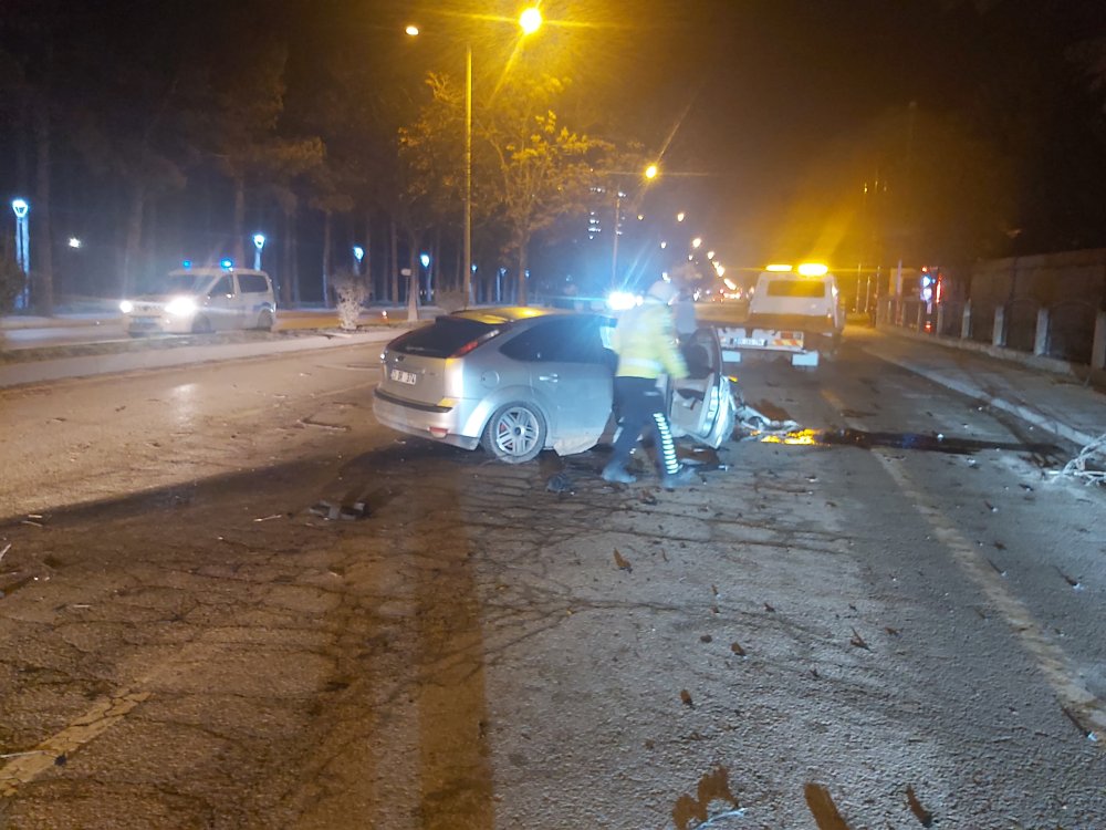 Refüje çıkıp ağaca çarpan otomobilde 4 kişi yaralandı