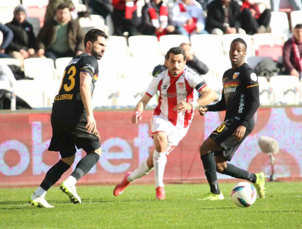 Sivas'ta unutulmayacak maç! Kırmızı kart, istifa...