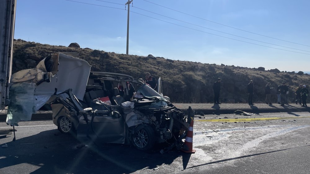 Siverek-Diyarbakır yolunda hafif ticari araç ile TIR çarpıştı: 1 ölü, 1 yaralı