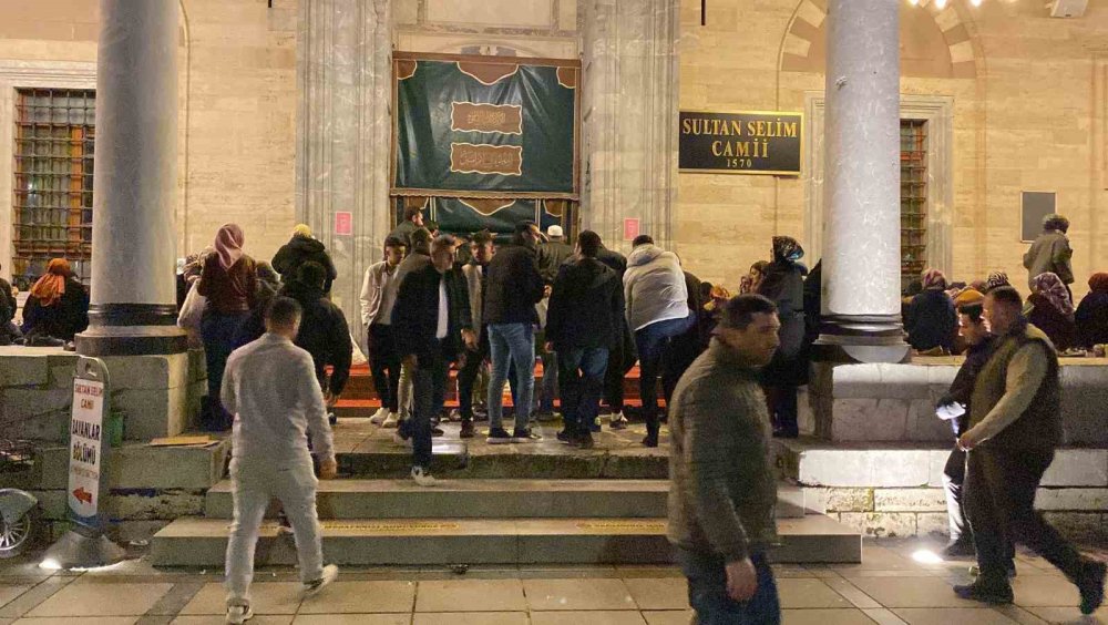 Konya’da Miraç Kandili’nde vatandaşlar camileri doldurdu