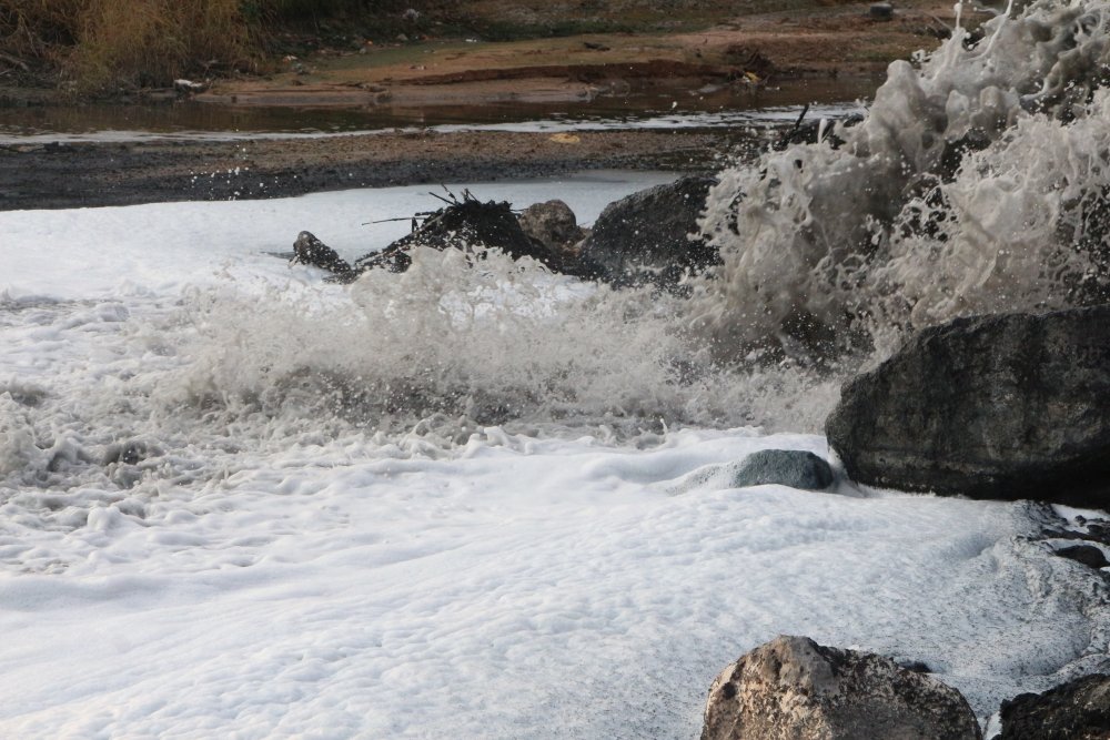 Nehir siyaha dönüp köpürüyor!