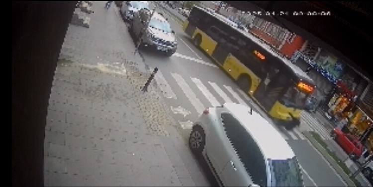 Otobüsün çarptığı kadın hayatını kaybetti