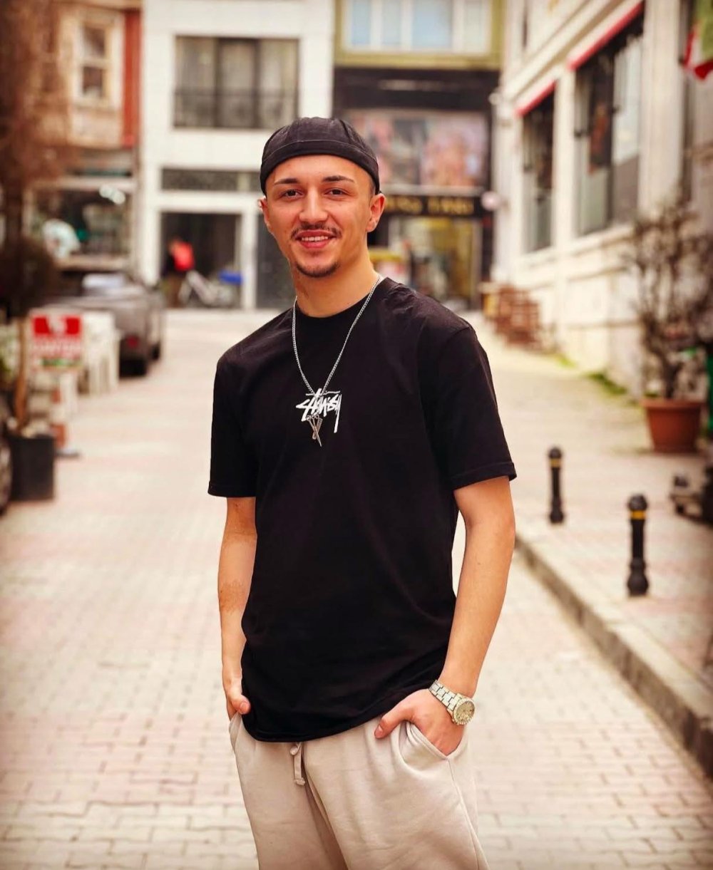 Ataşehir'de otomobil İETT otobüsüne çarptı: 1 ölü 2 yaralı