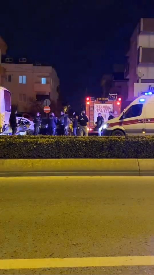 Ataşehir'de otomobil İETT otobüsüne çarptı: 1 ölü 2 yaralı