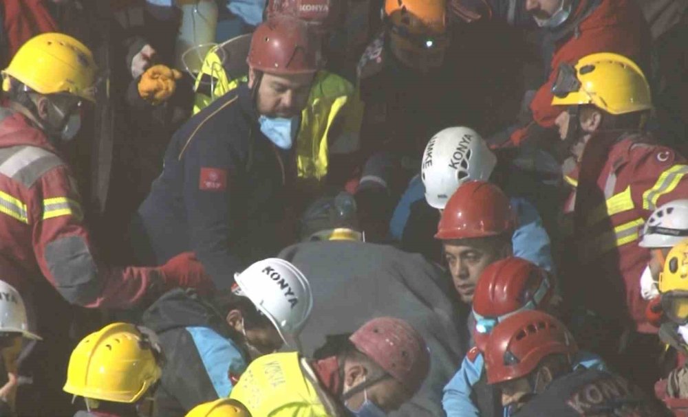 Konya’da çöken bina 6 Şubat depremini hatırlattı