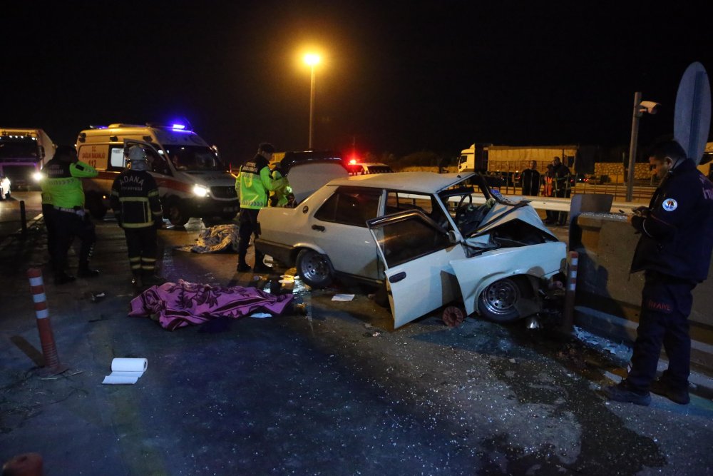 Otomobil, otoyol gişesinin beton bariyerine çarptı: 2 ölü, 5 yaralı