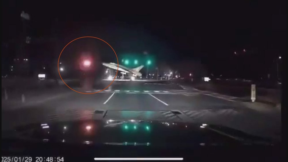 ABD'de helikopter ile çarpışan yolcu uçağı nehre düştü