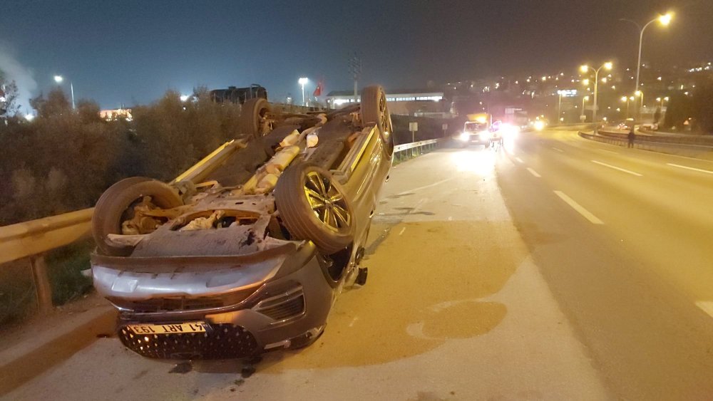 Kocaeli TEM’de bariyere çarpan cip devrildi; 1 ölü 1 yaralı