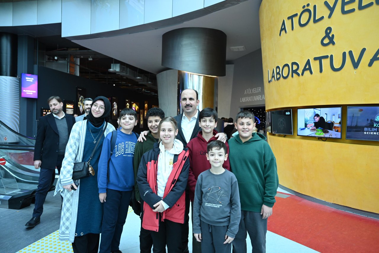 baskan-altay-tatilini-bilim-merkezinde-degerlendiren-cocuklarla-bulustu-1.jpg