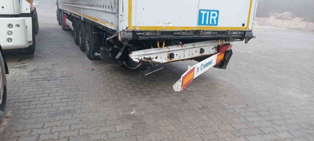 Çanakkale'de tırın dorsesine çarpan otomobilin sürücüsü öldü