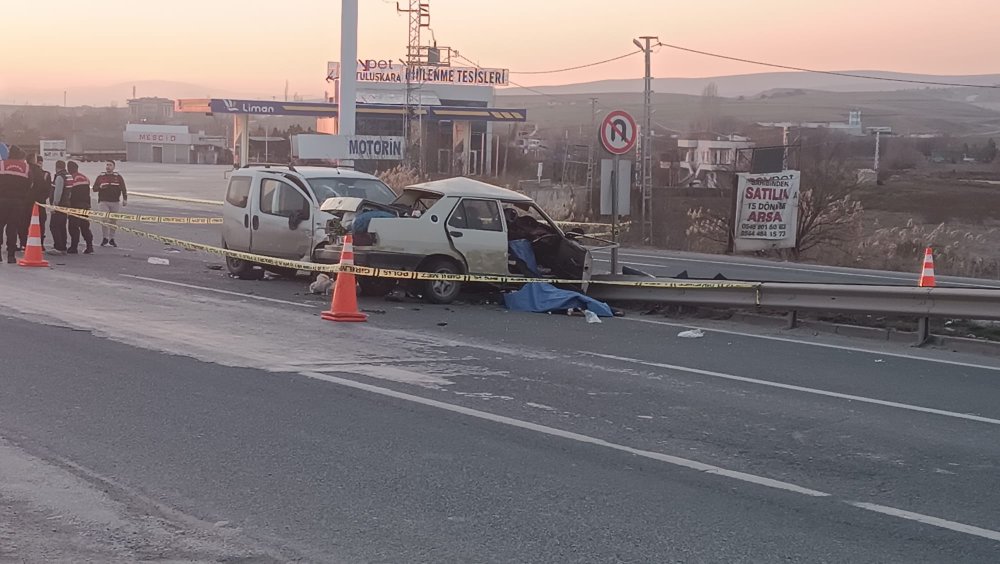 Kırıkkale'de hafif ticari araç ile otomobil çarpıştı: 2 ölü, 2 yaralı