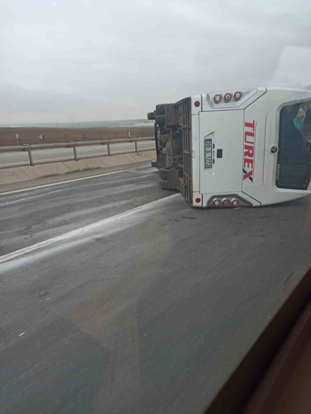 İşçi servisi devrildi: 5 yaralı