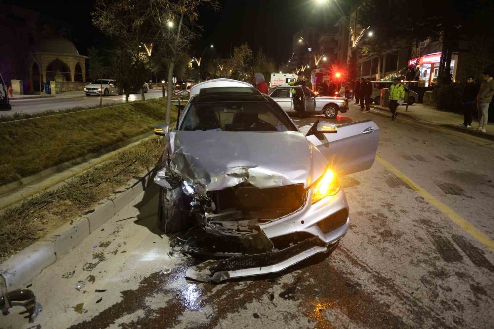 Nevşehir’de iki Mercedes otomobil çarpıştı: Kazazede yakınları önce ambulansa sonra itfaiyeye saldırdı