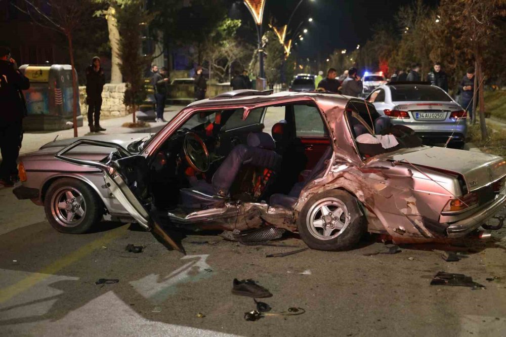 Nevşehir’de iki Mercedes otomobil çarpıştı: Kazazede yakınları önce ambulansa sonra itfaiyeye saldırdı