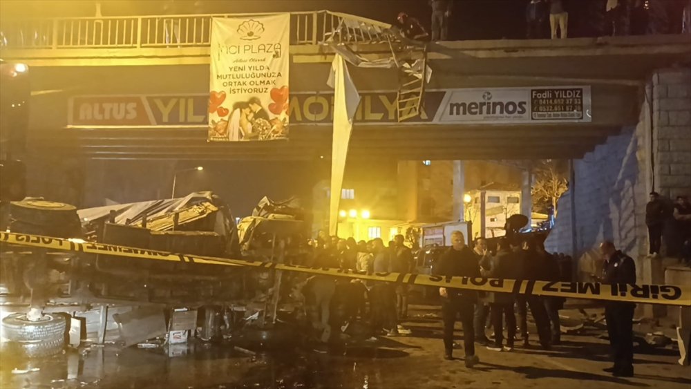 Şanlıurfa'da bir kamyon çarptığı otomobille birlikte üst geçitten düştü: 3 ölü, 22 yaralı