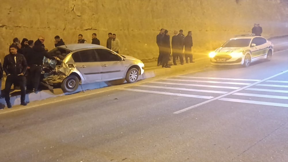 Şanlıurfa'da bir kamyon çarptığı otomobille birlikte üst geçitten düştü: 3 ölü, 22 yaralı