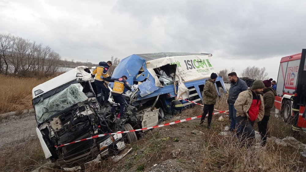 2 TIR kafa kafaya çarpıştı; 1 ölü, 2 ağır yaralı