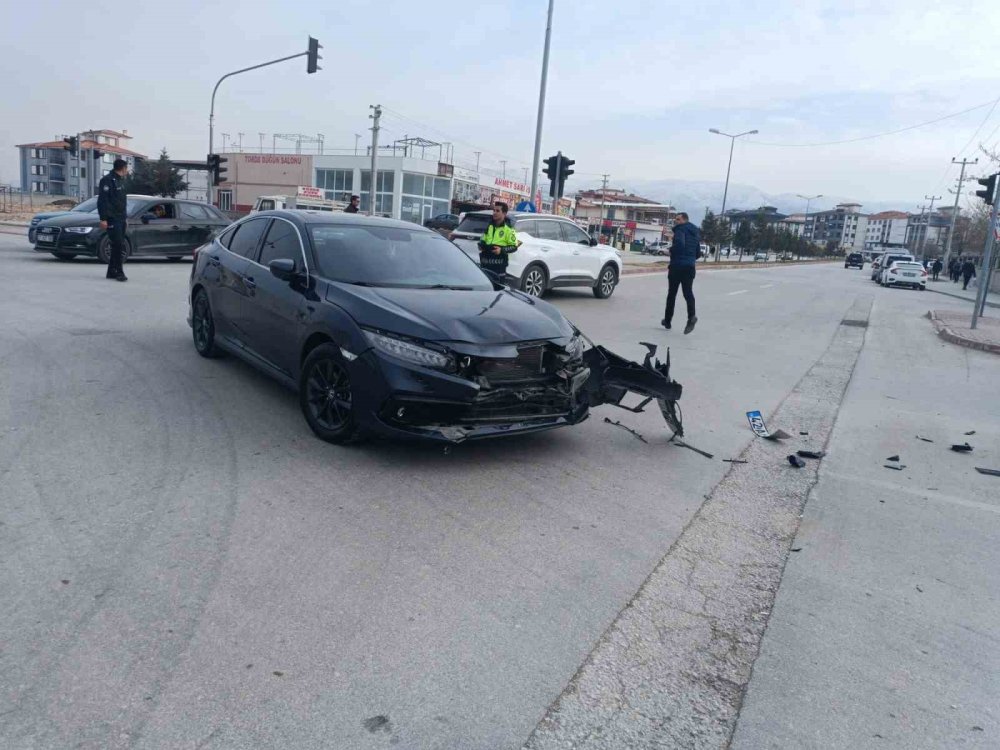 Konya'da Hastane Kavşağında otomobil ile motosiklet çarpıştı