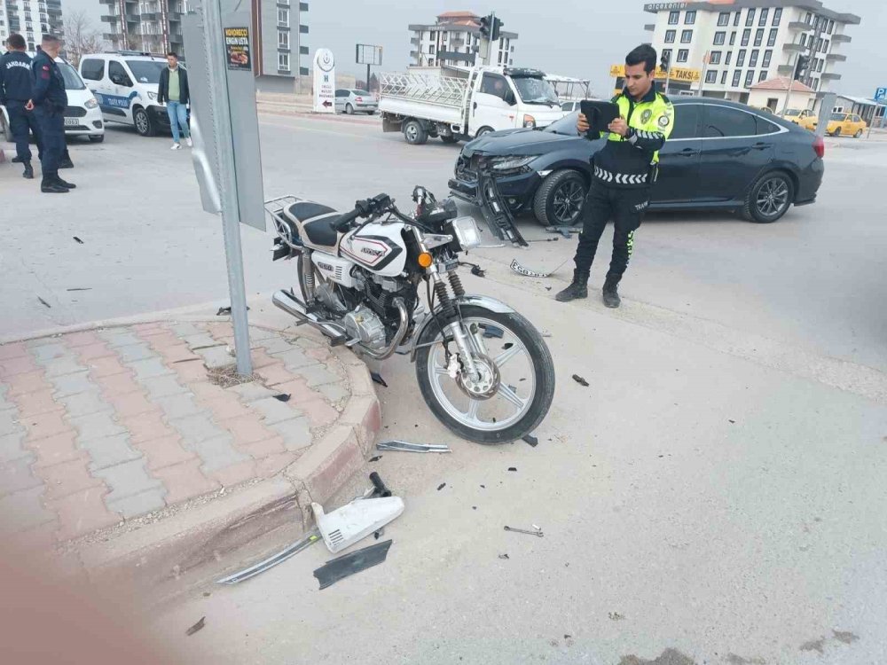 Konya'da Hastane Kavşağında otomobil ile motosiklet çarpıştı