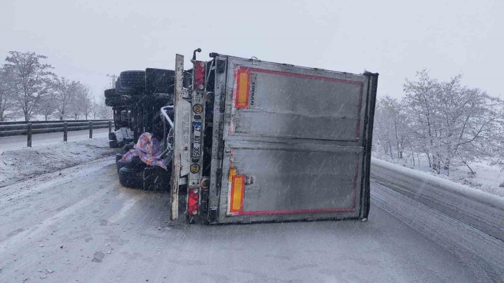 Konya’da saman balyası yüklü tır devrildi: 2 yaralı