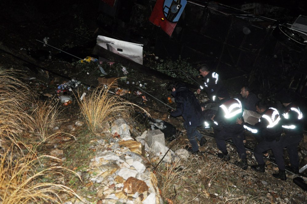 Yolcu otobüsü uçurumdan yuvarlandı: 10'u ağır, 28 yaralı