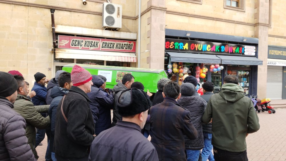 İsrail'in hava saldırısında yaşamını yitiren inşaat işçisi toprağa verildi