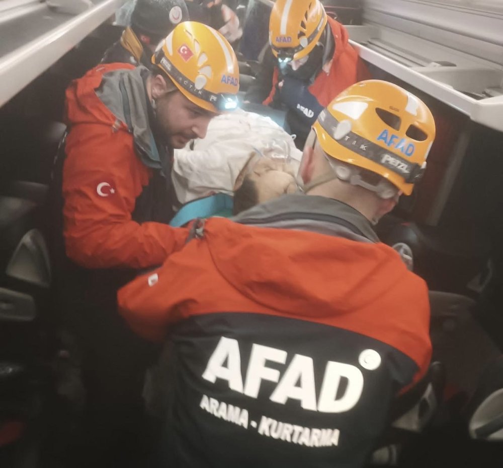 Sivas'ta yolcu otobüsü, park halindeki TIR'a çarptı: 1 ölü, 13 yaralı