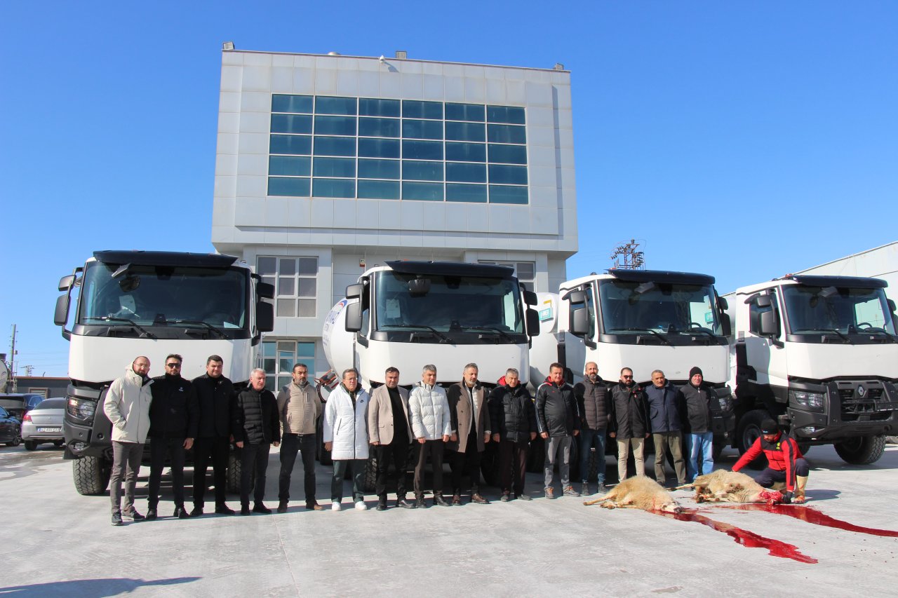 buyruk-gruptan-unal-korkmaz-hazir-beton-filosuna-7-yeni-renault-trucks-1.jpg