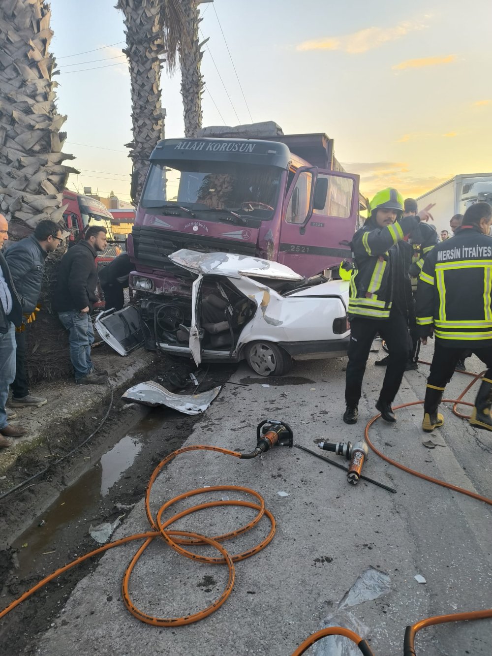 Karşı şeride geçip, kamyonla çarpışan otomobilin sürücüsü öldü