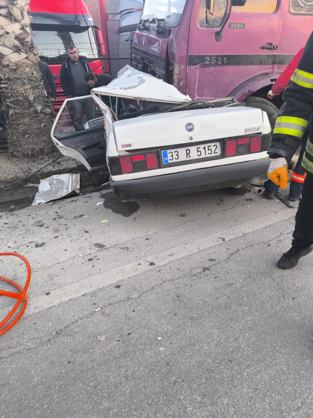 Karşı şeride geçip, kamyonla çarpışan otomobilin sürücüsü öldü