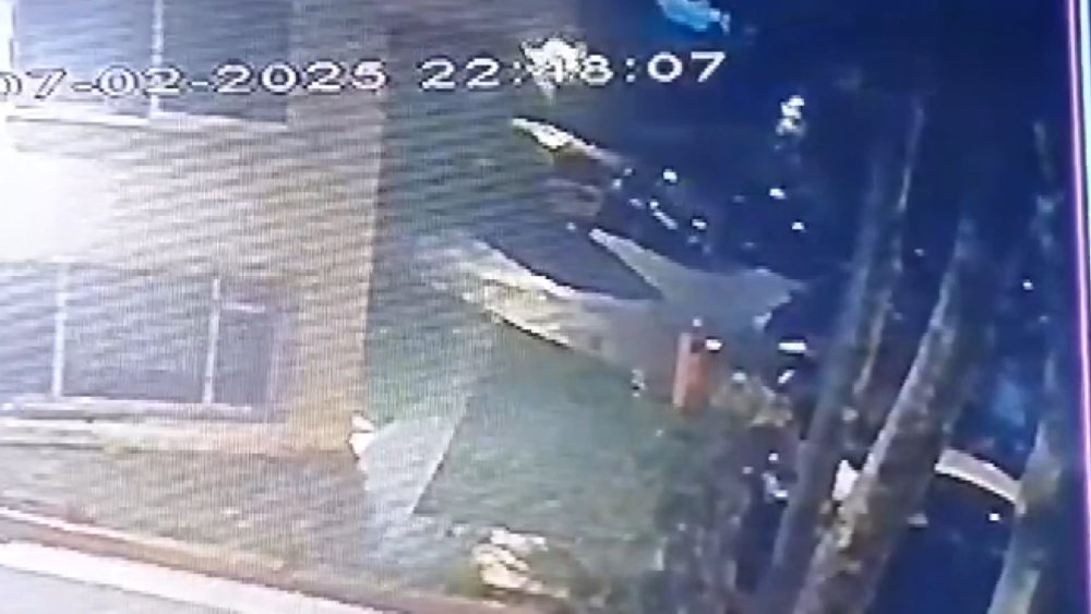 8 aracın üzerine yıkıldı