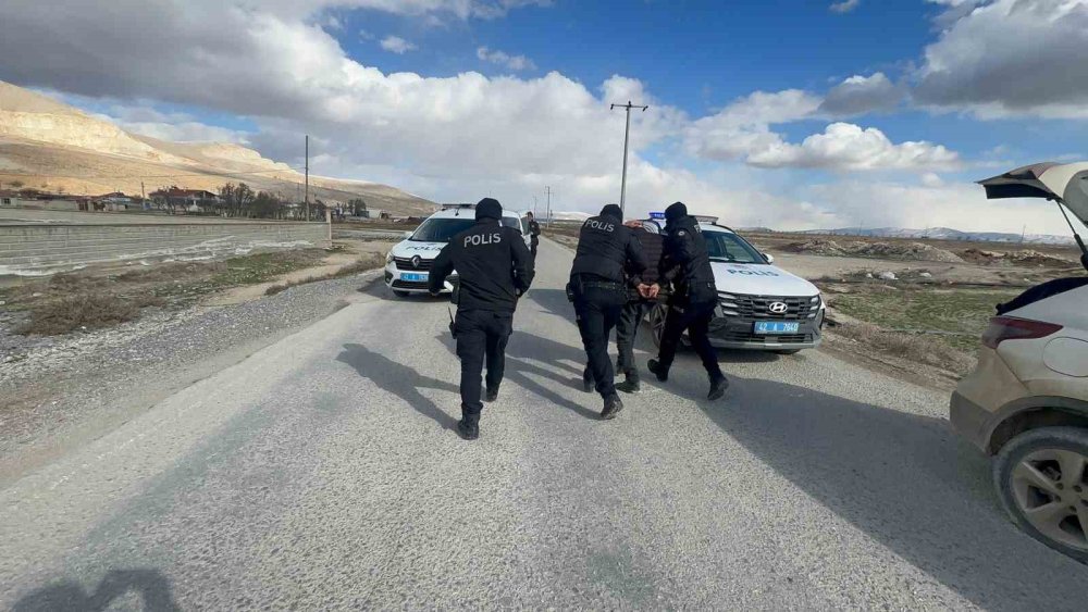 Konya değil sanki Teksas! Polis aracına çarpıp...