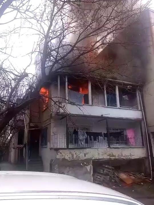 Korkutan yangın! Mahsur kalanlar var