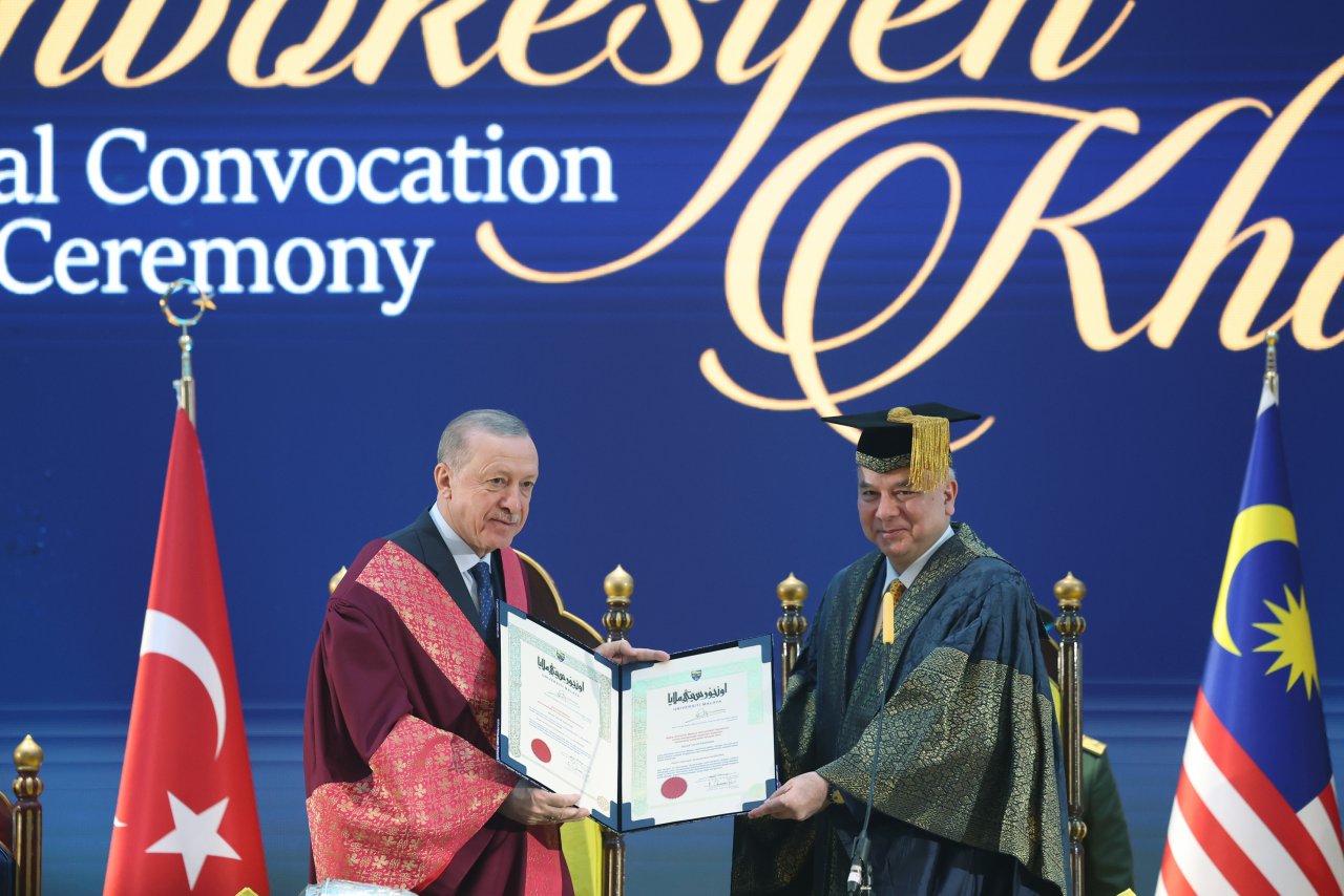 cumhurbaskani-erdogana-malezyada-fahri-doktora-berati-verildi.jpg