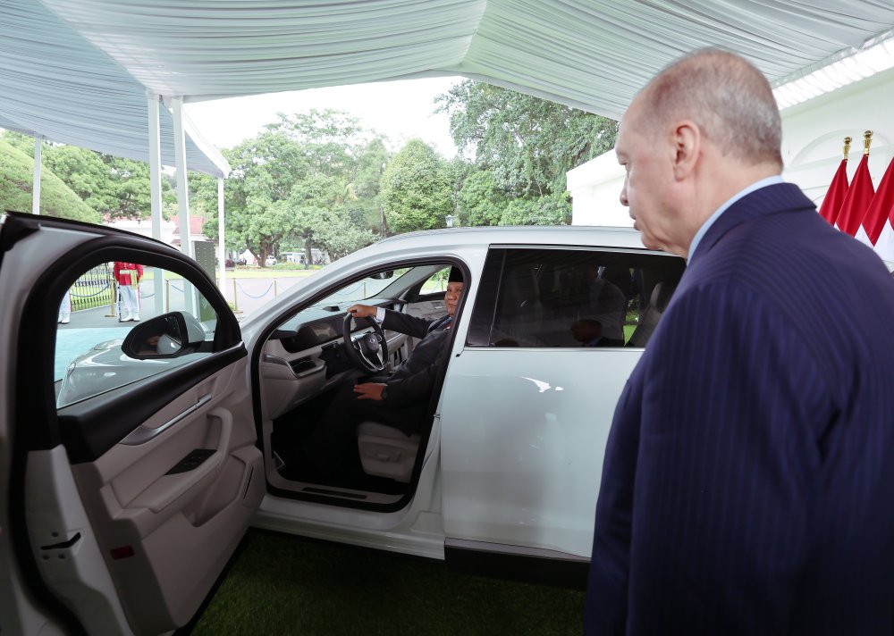 Cumhurbaşkanı Erdoğan, Subianto'ya Togg hediye etti