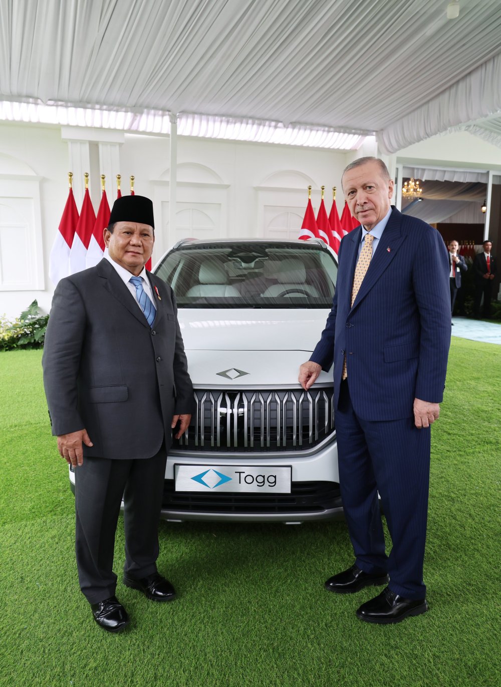 Cumhurbaşkanı Erdoğan, Subianto'ya Togg hediye etti
