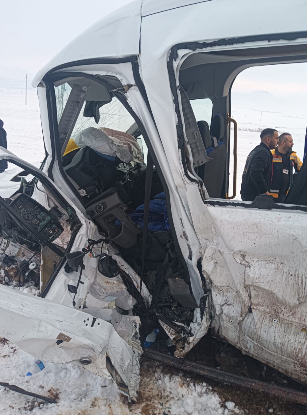Mardin'de işçi servis minibüsü ile kamyonet çarpıştı: 9 yaralı