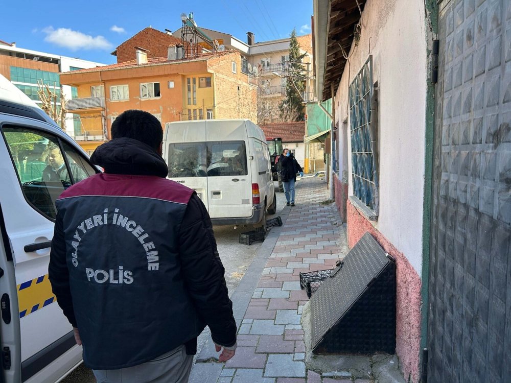 Kendisini mehdi olarak gören kişi, din düşmanı ilan ettiği babasını bıçakla öldürdü