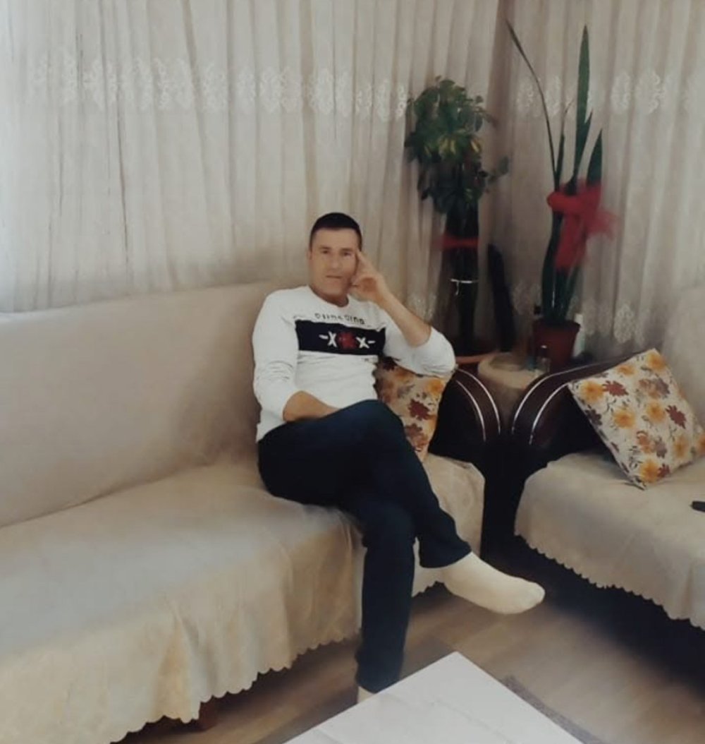 Kendisini mehdi olarak gören kişi, din düşmanı ilan ettiği babasını bıçakla öldürdü