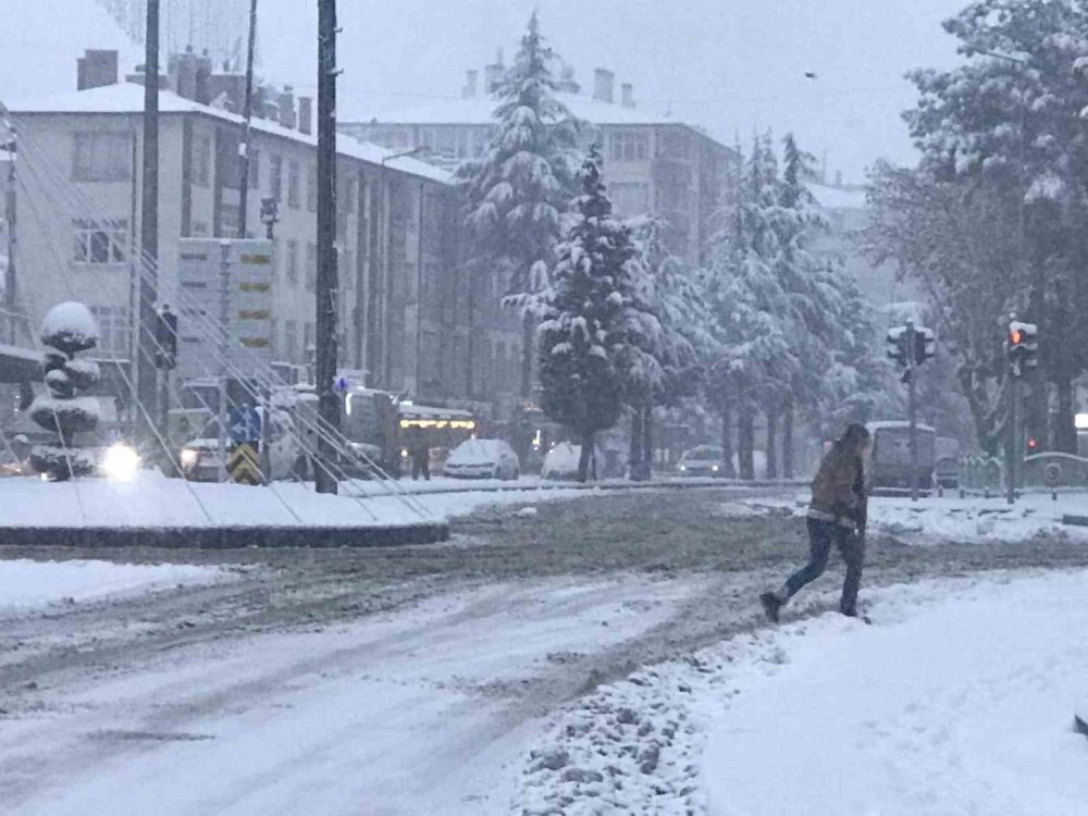 Konya'nın Ereğli ilçesinde kar yağışı etkili oluyor