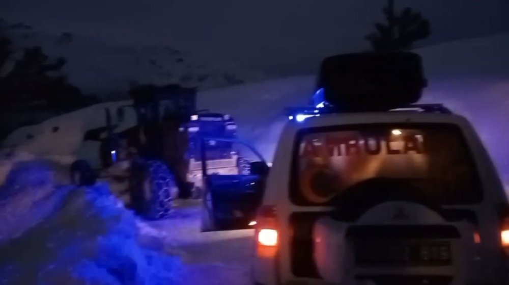 Ambulans kara saplandı, hastayı iş makinesi aldı